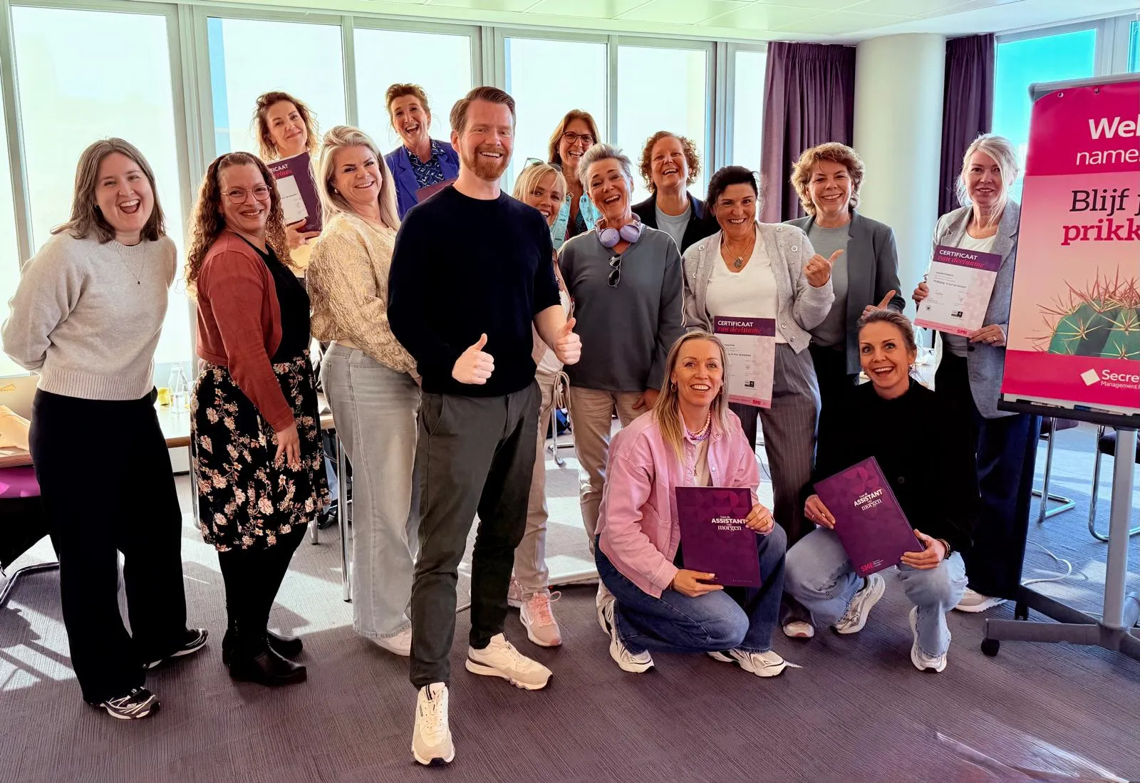 Enthousiaste workshop-deelnemers tonen hun behaalde certificaten