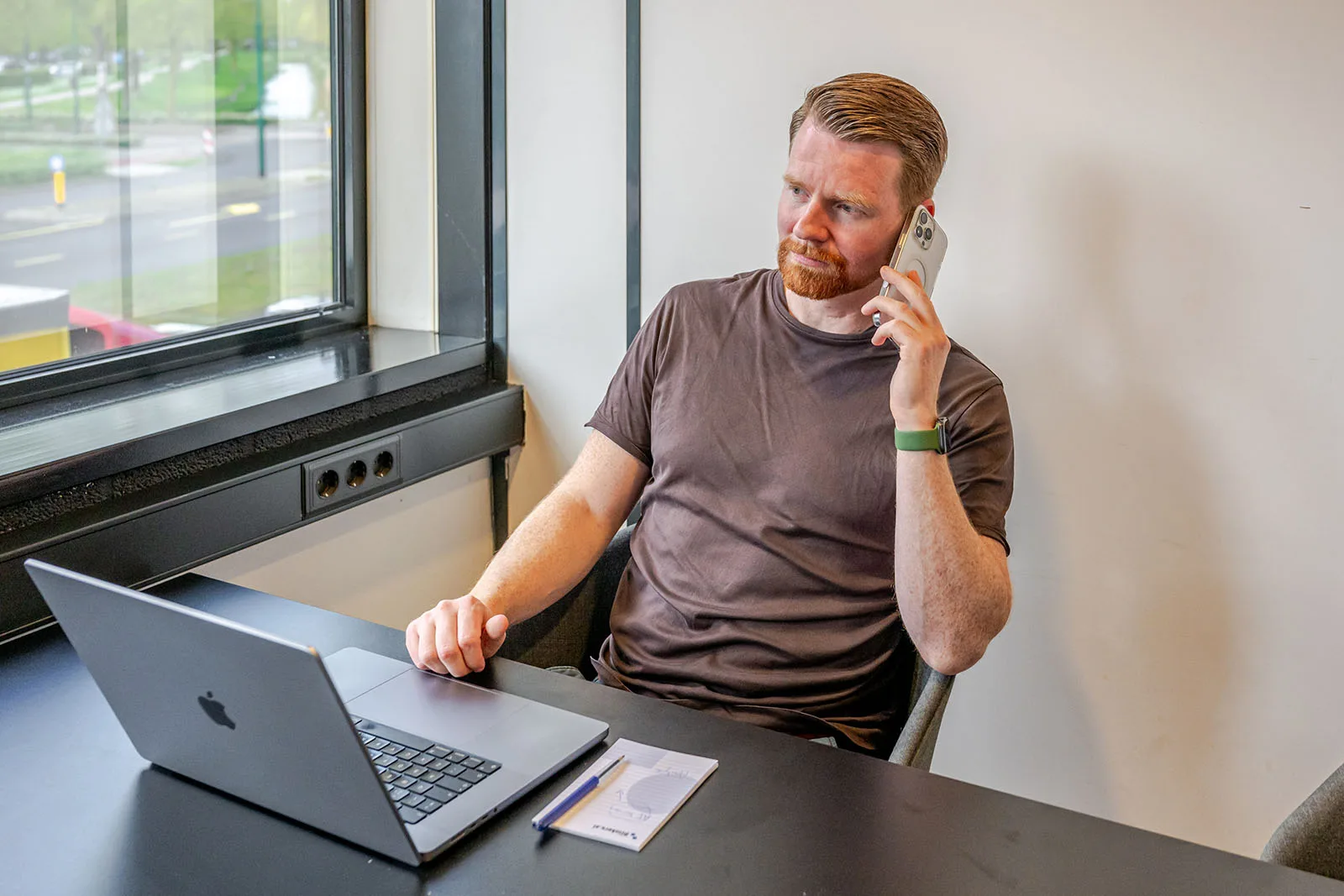 Peter van der Pol aan het werk: telefoongesprek met klant, laptop open, Blinkers-notitieblok op tafel
