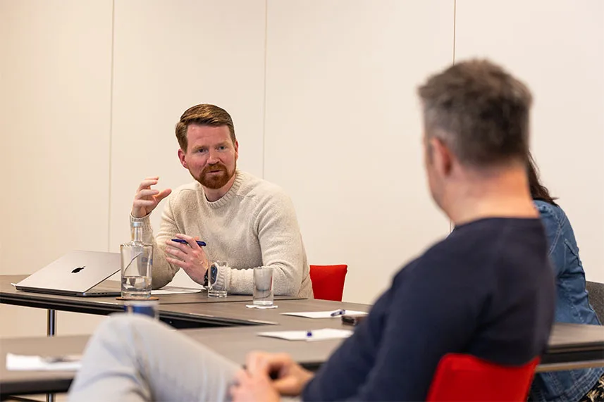 Peter van der Pol in gesprek met een deelnemer tijdens een workshop